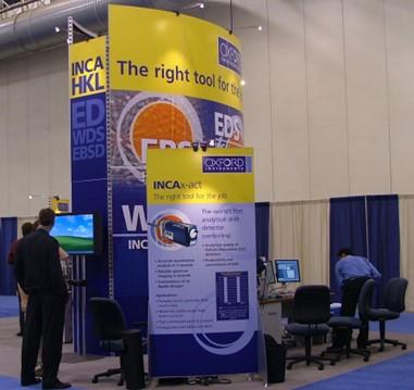 2006年シカゴで開催されたM&M会議でのオックスフォード・インストゥルメンツのブース設営の様子