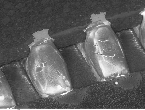 SEMによる 反射電子イメージング：電子基板　45度傾斜, 50Pa