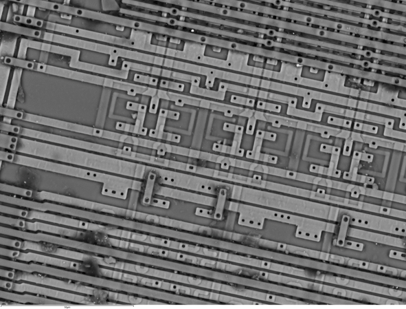 SEMによる 反射電子イメージング：半導体チップ表面　‐　機械研磨