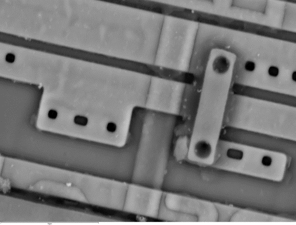 SEMによる 反射電子イメージング：半導体チップ表面　‐　機械研磨